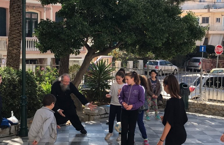 Ο ιερέας της μεγαλύτερης Ενορίας της πόλης σε ρόλο τερματοφύλακα. 