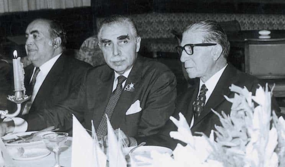 Σε γεύμα της Ένωσης Ελλήνων Εφοπλιστών στο Ναυτικό Όμιλο της Ελλάδος, κατά τη δεκαετία του 70, ανάμεσα στους Δημήτριο Λω και Άλκιμο Γράτσο