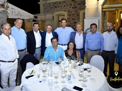 Από αριστερά προς τα δεξιά:1) Φαράκλας Αντώνης (Διευθυντής,Charterwell Maritime S.A.)2) Μπουρνιάς Παντελής (Αντιπεριφερειάρχης Β.Αιγαίου-τομέας Ηλεκτρονικής Διακυβέρνησης)3) Κάβουρας Ανάργυρος (Μέλος  ΔΣ Ναυτιλιακής Λέσχης Χίων)4) Πιτσιλός Αντώνης (Πρόεδρος  Ναυτιλιακής Λέσχης Χίων)5) Καμαράδος Παναγιώτης (Ταμίας Ναυτιλιακής Λέσχης Χίων)6) Κασμάς Μάκης (Αντιπρόεδρος  Ναυτιλιακής Λέσχης Χίων)7) Νότης Μηταράκης (Υπουργός Μετανάστευσης & Ασύλου)8) Χρονόπουλος Άρης (Πρόεδρος, Idec S.A.)9) Γκότση Ειρήνη (Project Manager, Idec S.A.)από κάτω10) Νύκτας Νικόλαος (Αντιπεριφερειάρχης Β.Αιγαίου-τομέας Τουρισμού και Κοινωνικής Μέριμνας)