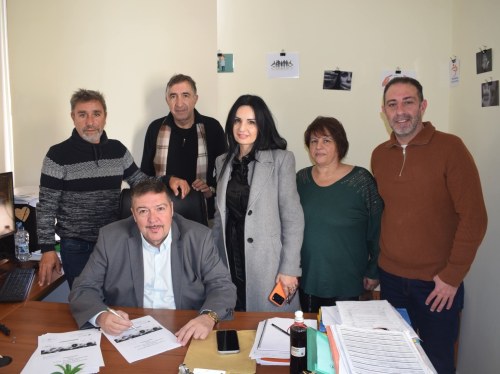 Δωρεά Μαυρή - Τους παρουσιάστηκε ως ιδιώτης αλλά στη συνέχεια διαφημίστηκε ως Νέα Δημοκρατία