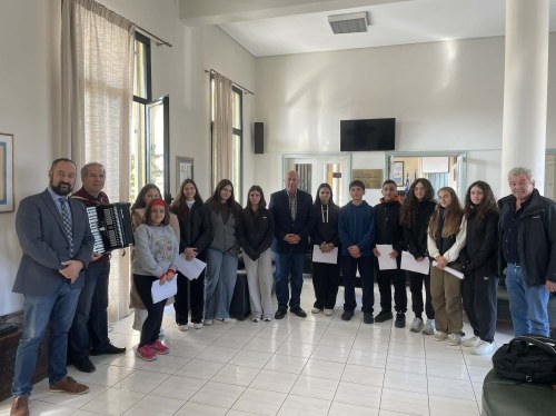 Μελωδικά κάλαντα από το Γυμνάσιο Βροντάδου στο Δημαρχείο Χίου
