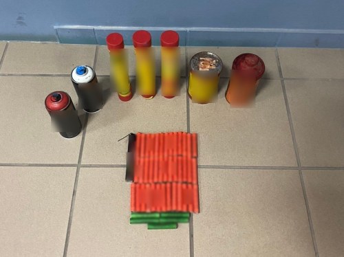 Καπνός, ράβδοι και… πολιτική: Τι βρέθηκε στη Χίο;