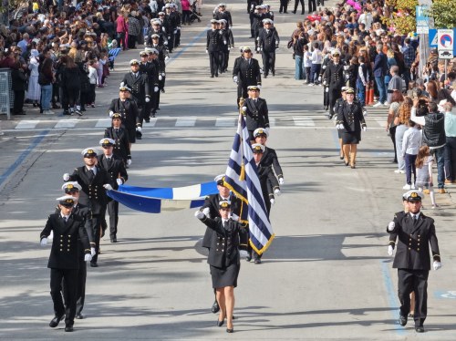 Παρέλαση εθνικής υπερηφάνειας με άρωμα Αμανής και F16