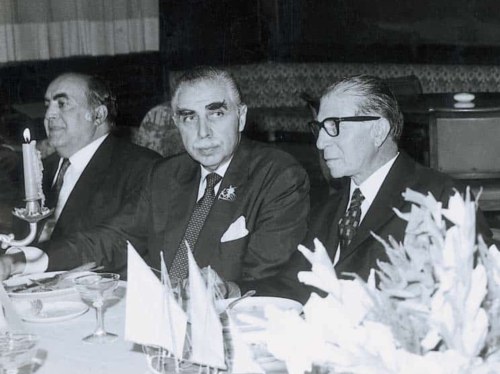 Σε γεύμα της Ένωσης Ελλήνων Εφοπλιστών στο Ναυτικό Όμιλο της Ελλάδος, κατά τη δεκαετία του 70, ανάμεσα στους Δημήτριο Λω και Άλκιμο Γράτσο
