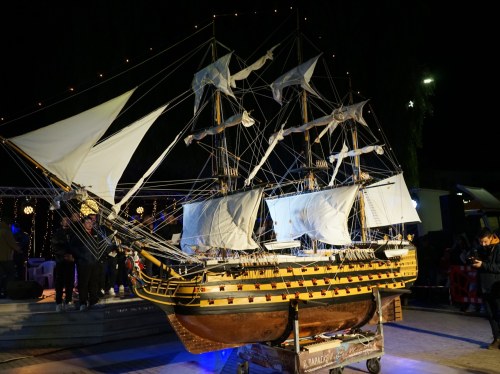 Τα Καραβάκια έφεραν φως και ευχές στην Πλατεία Χίου