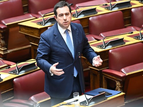 Τροπολογία Μηταράκη για να μπορούν Δήμος και Περιφέρεια να αναλαμβάνουν αστικές και υπεραστικές συγκοινωνίες