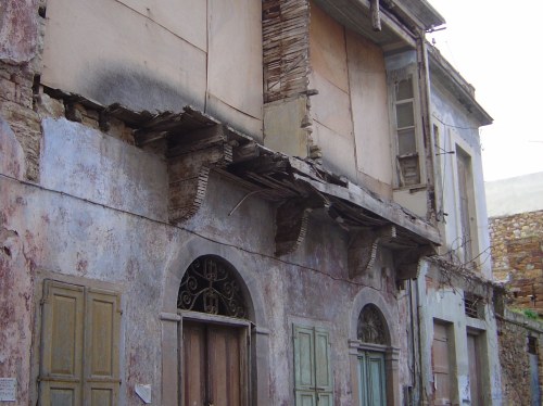 Ότι σώθηκε από την καταστροφική μανία των δεκαετιών του 1970 και του 1980 το γκρεμίζει το κράτος και η τοπική αυτοδιοίκηση