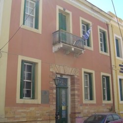 Η οικία Μιχαήλ Ι. Καρρά στη Χίο, στην μνήμη του οποίου παραχωρήθηκε από το γιό του Ιωάννη στους «Φίλους του Χιώτικου Χωριού»