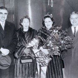 Στην καθέλκυση του δεξαμενοπλοίου ADORATION στις 8 Φεβρουαρίου 1957, με τον πρόεδρο των ναυπηγείων Bethlehen-Sparrows Roint Shipyard Inc των ΗΠΑ και τις συζύγους τους