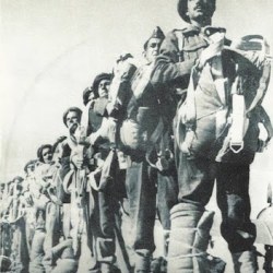 Ιερολοχίτες Αλεξιπτωτιστές έτοιμοι για επιβίβαση στο αεροπλάνο. Πρώτος στη σειρά επιβίβασης ο Γεώργιος Βορριάς